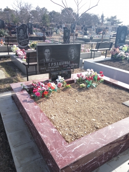 Памятник из габбро-диабаза