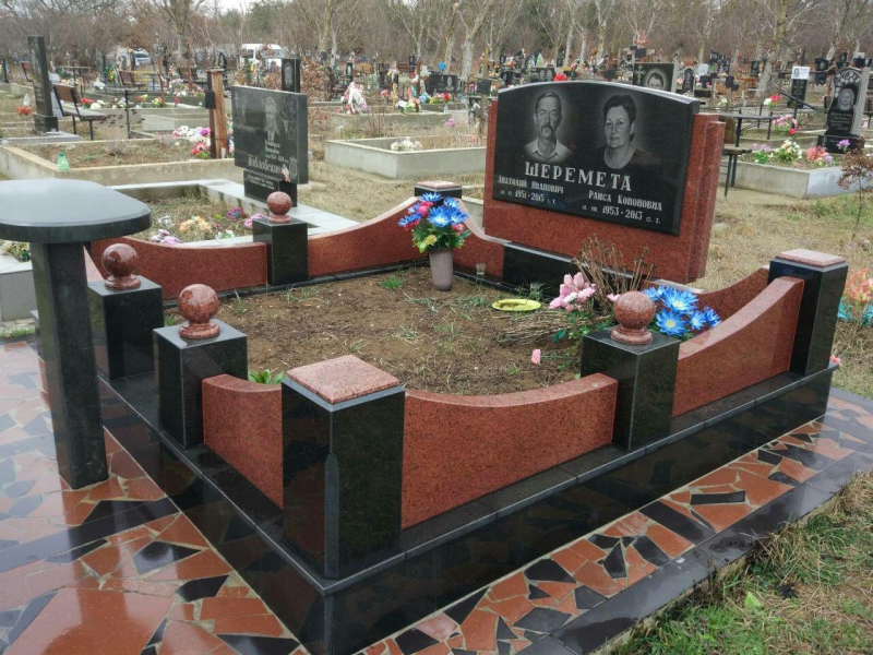 Комплекс из красного гранита