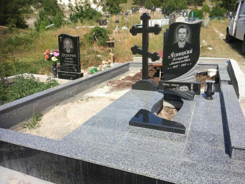 Гранитный комплекс с цоколем